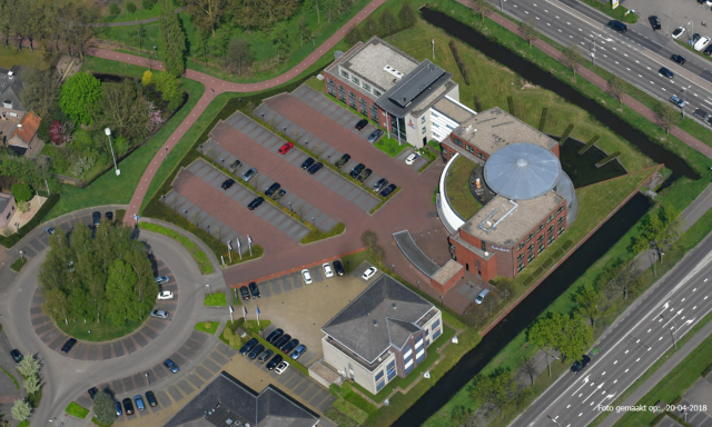 het nieuwe gemeentehuis vanuit de lucht gezien