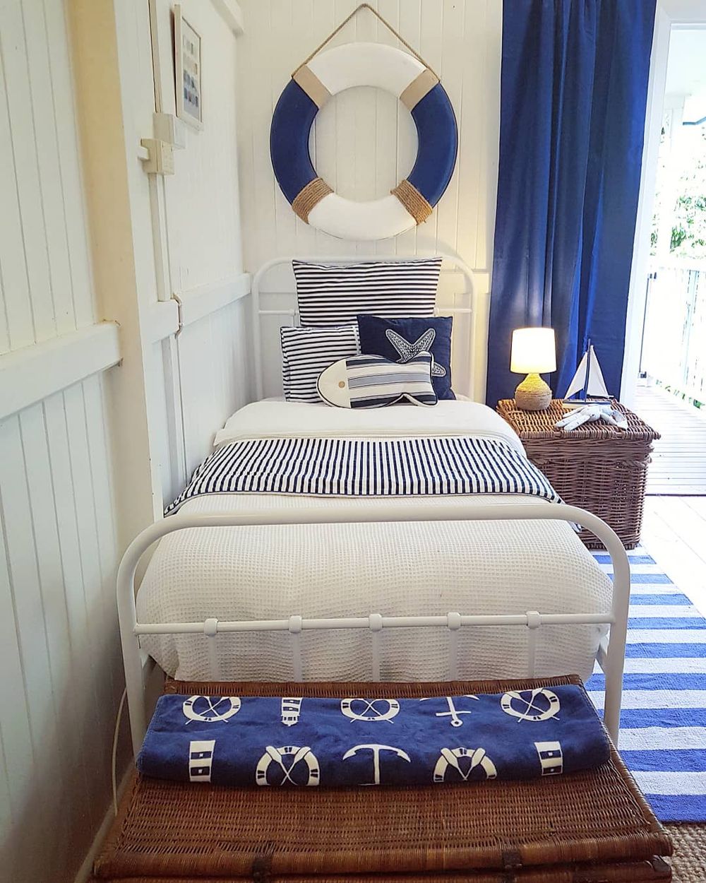 Nautical Decor Ideas From Stylish Sea-Friendly Rooms HGTV | atelier ...