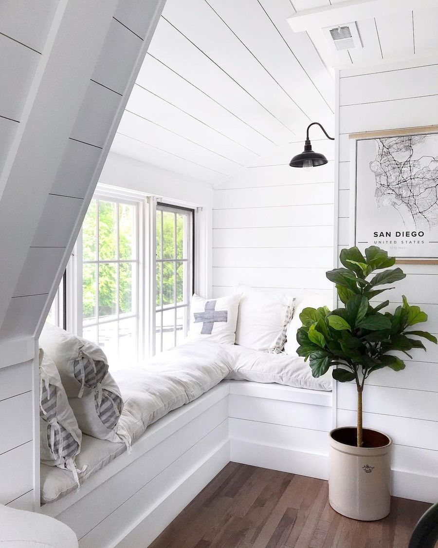 Window seat in Corner via @angelarose_diyhome