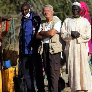 Un gesuita missionario con due uomini africani