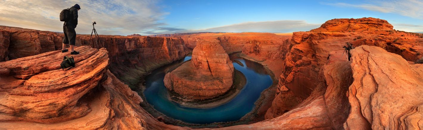 A man standing at the edge of Horseshoe Bend Arizona