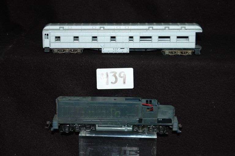 VINTAGE HO SCALE MODEL TRAIN ENGINE AND PASSENGER CARS