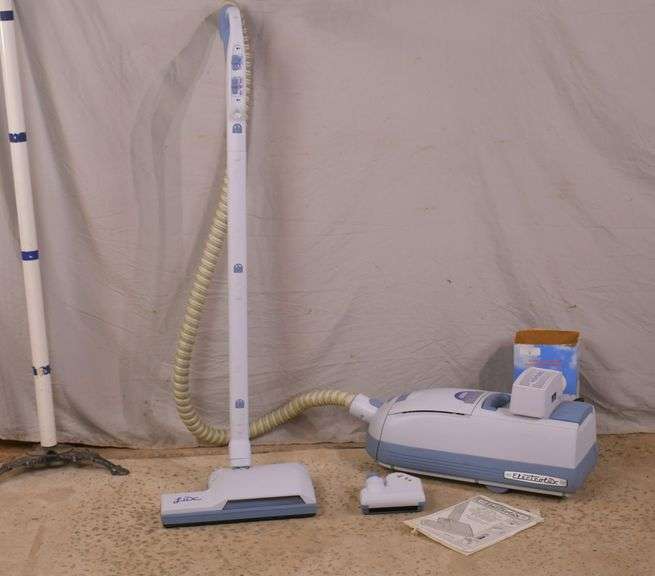 Electrolux "Lux 9000" vacuum cleaner with manual and accessories; 13881-M022