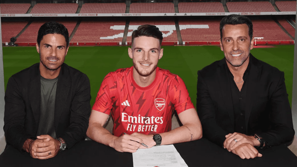 Declan Rice signing for Arsenal alongside Mikel Arteta and Edu Gaspar (Photo via Arsenal.com)