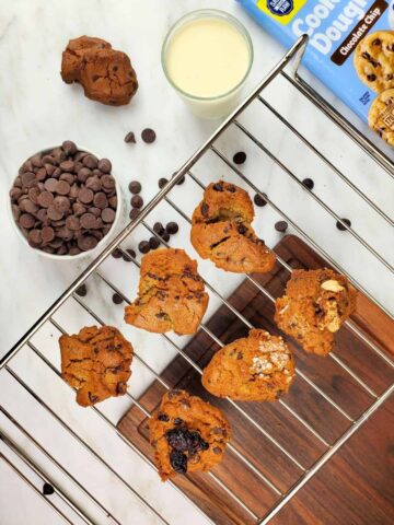 Six cookies on top of baker's rack.