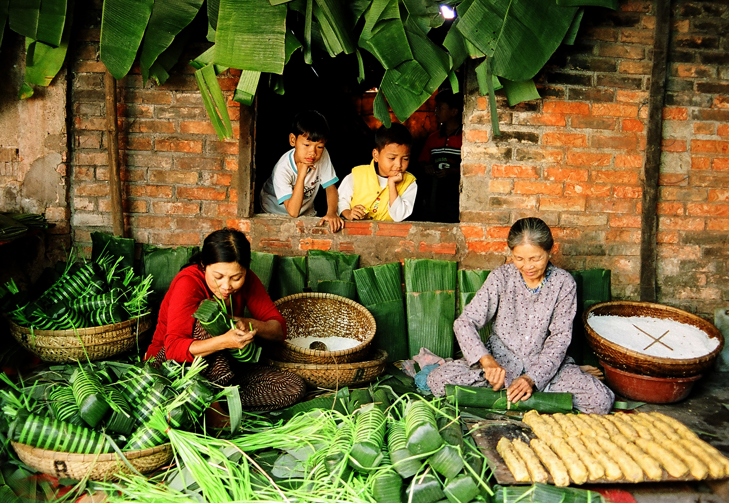 Tết quê xưa - một mùa xuân đầy nghĩa tình với những trò chơi dân gian, những bữa cỗ đặc trưng và những giá trị văn hóa truyền thống đa dạng. Hãy cùng lắng nghe tiếng cười vang lên trong các nghi thức Tết quê xưa và cảm nhận sự gắn kết của gia đình quê hương.