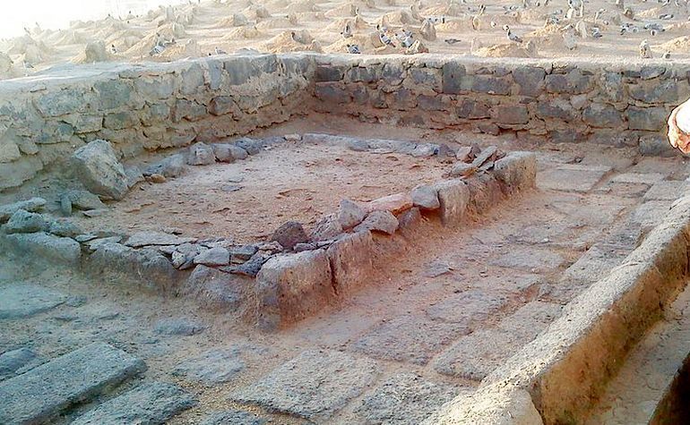 Baqi, graves of wives of Prophet Muhammad, Aisha