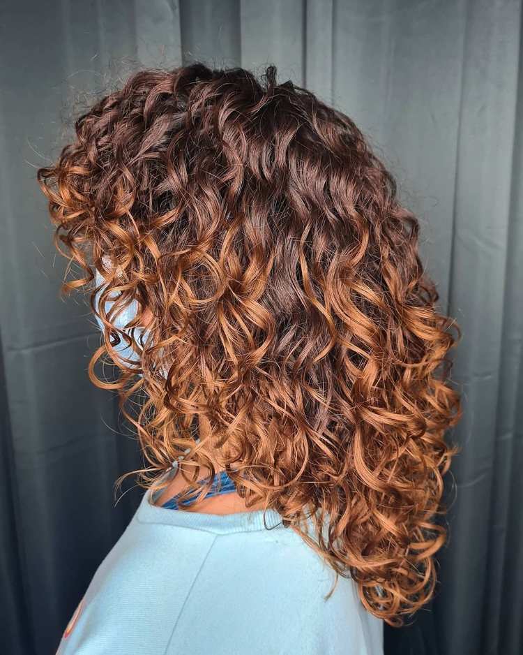 couleur caramel cheveux bouclés et frisés