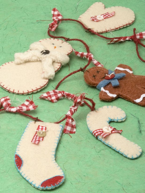 felt-christmas-stockings-garland