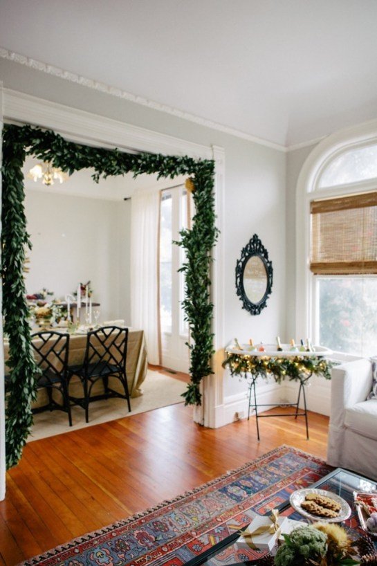 idea-porch-christmas-open-garland