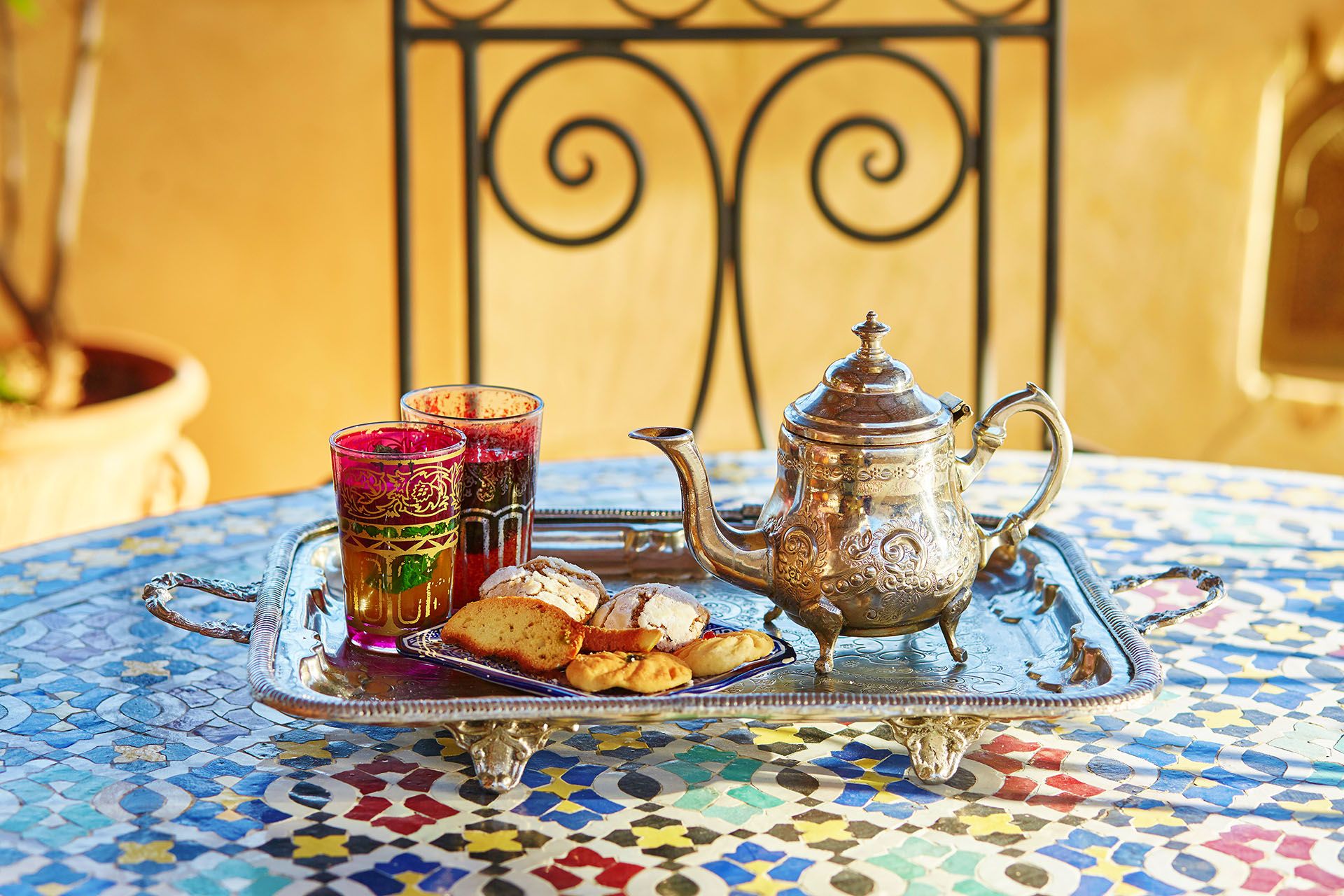 Traditional Moroccan mint tea with sweets © Shutterstock