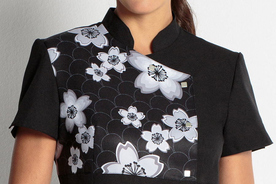 Chaqueta estampada para estética con flores negra. Ropa de trabajo y  uniformes para estética. Dyneke