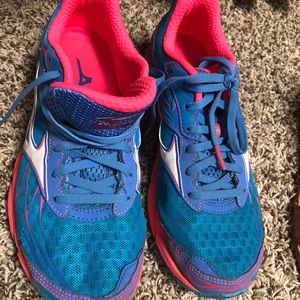 Mizuno Woman’s Size 8 Gently Used Athletic Shoes - image 1