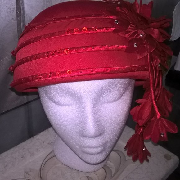 Beautiful small red hat. - Picture 1 of 3