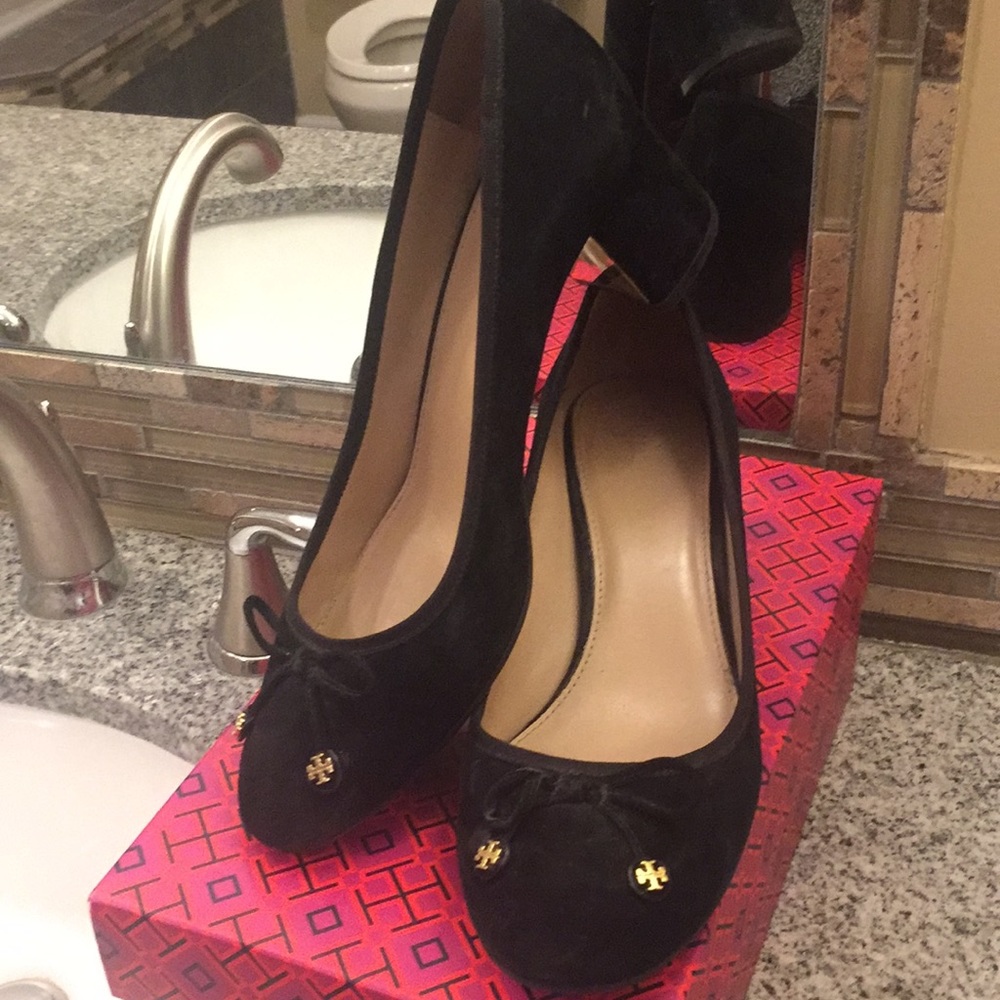 Beautiful Gently Worn Tory Burch Suede Pumps. - image 2