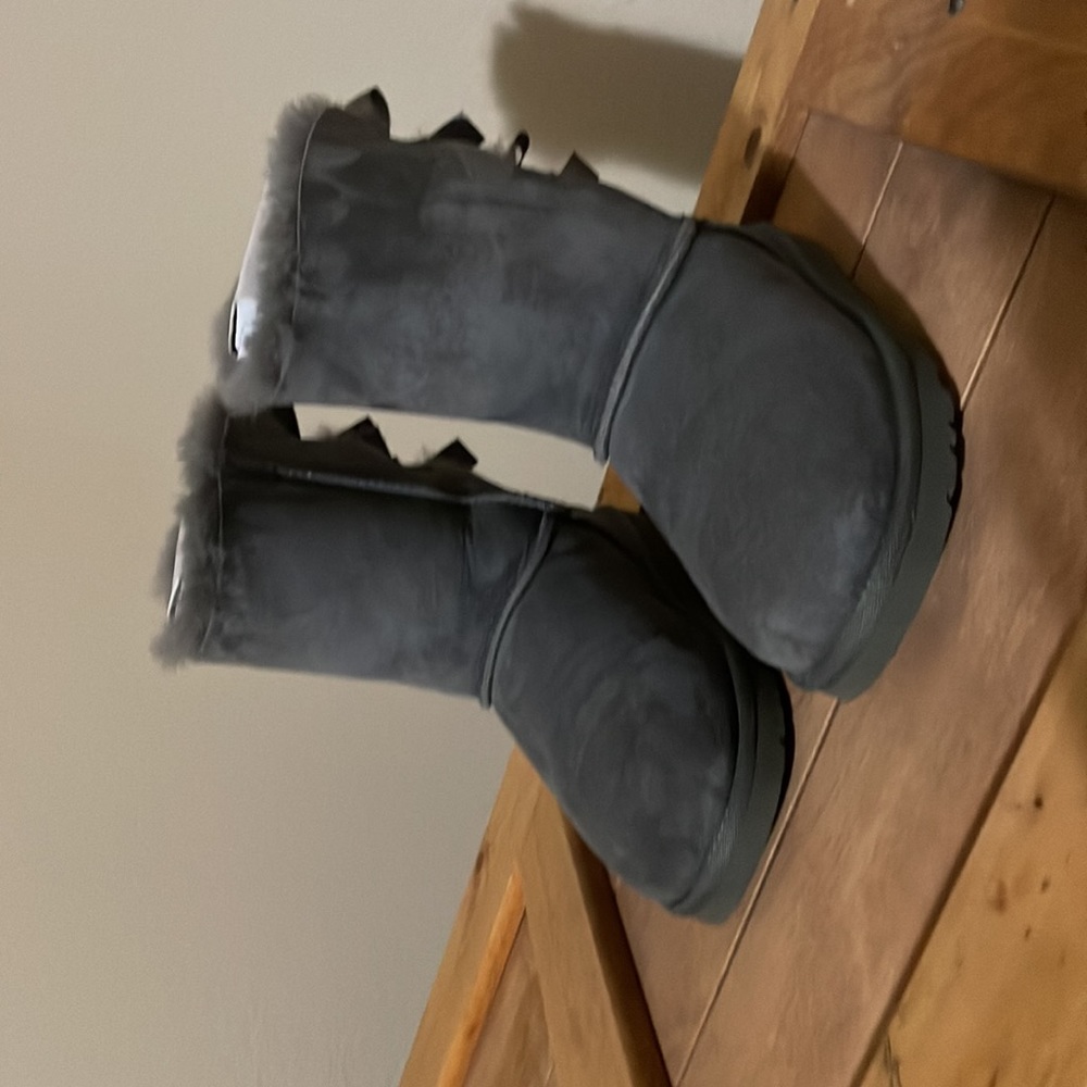 Gently Worn Ugg Bailey Bow In Grey, Size 5 - image 2