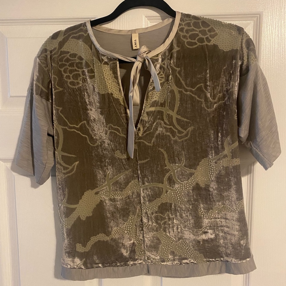 Beautiful, Gently Used Shirt That Looks Like New! - image 1