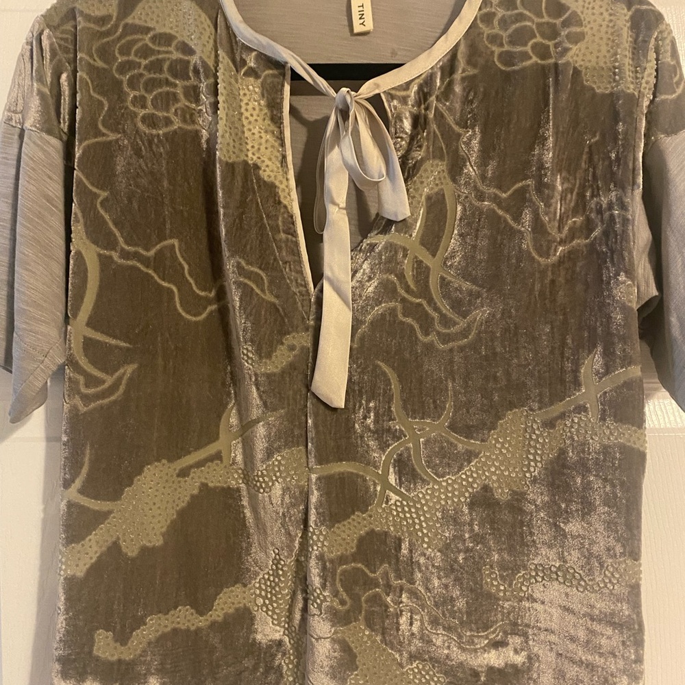 Beautiful, Gently Used Shirt That Looks Like New! - image 2