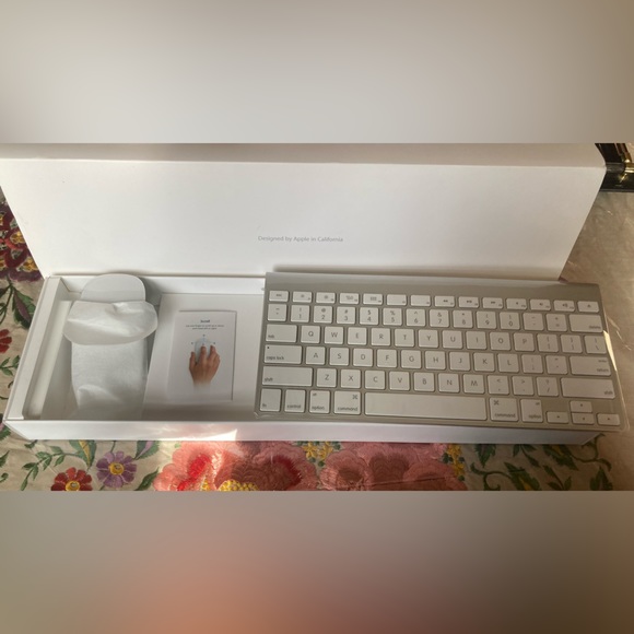 Apple wireless keyboard A1314  and mouse A1296 - Picture 1 of 16