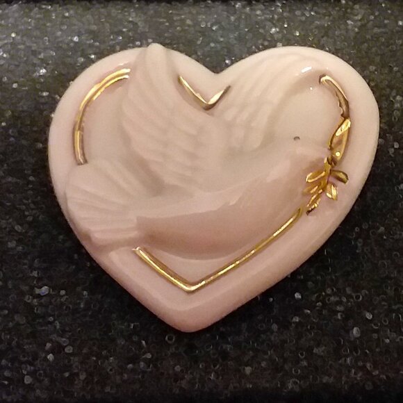 Lenox Womans Handcrafted Porcelain white Heart & Dove with Gold inlay Pin Brooch - Picture 1 of 9