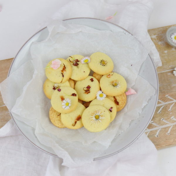 Rezept - selbstgemachte Butterkekse mit essbaren Blumen