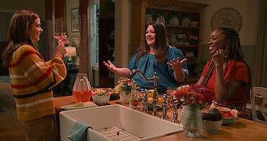  JoAnna Garcia Swisher as Maddie Townsend, Brooke Elliott as Dana Sue Sullivan, Heather Headley as Helen Decatur in episode share a pitcher of cocktails in Season 3 of Sweet Magnolias.