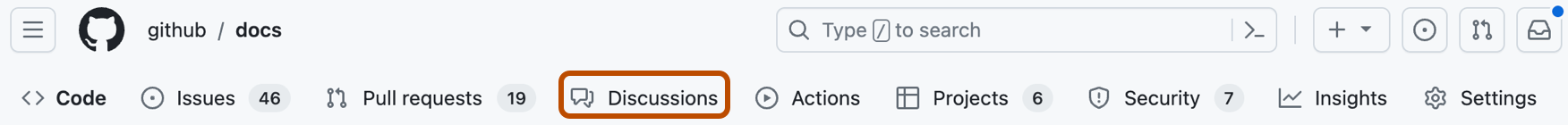 GitHub 리포지토리의 탭 스크린샷. "토론"에 진한 주황색 윤곽선이 표시됩니다.