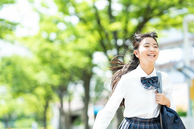 女子中学生　通学　制服