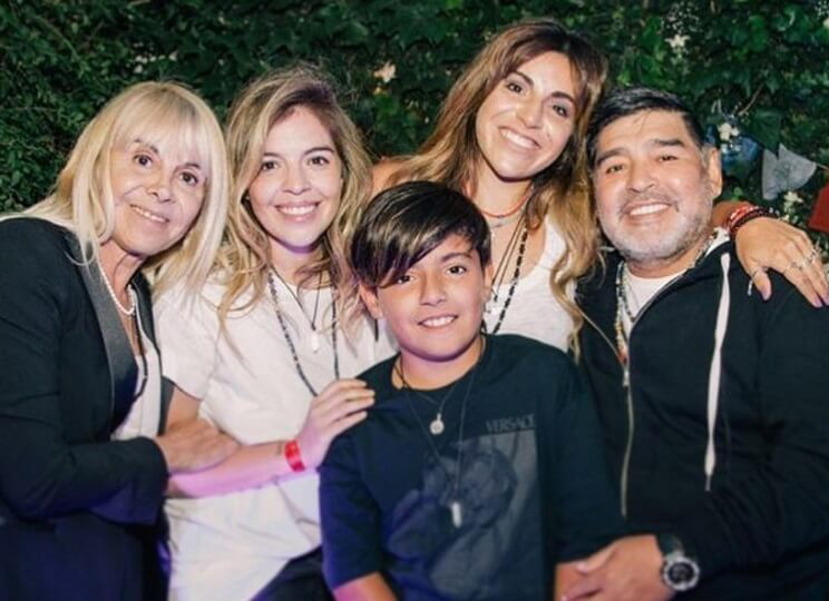 Hijos de Maradona piden llevar sus restos a un mausoleo en Buenos Aires ...