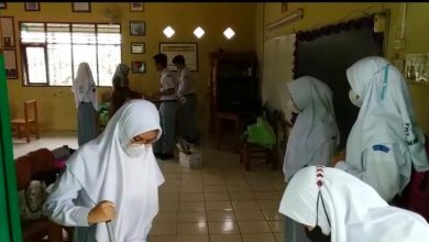 Kelas X di SMAN 1 Martapura, saling bekerjasama membersihkan ruang kelas