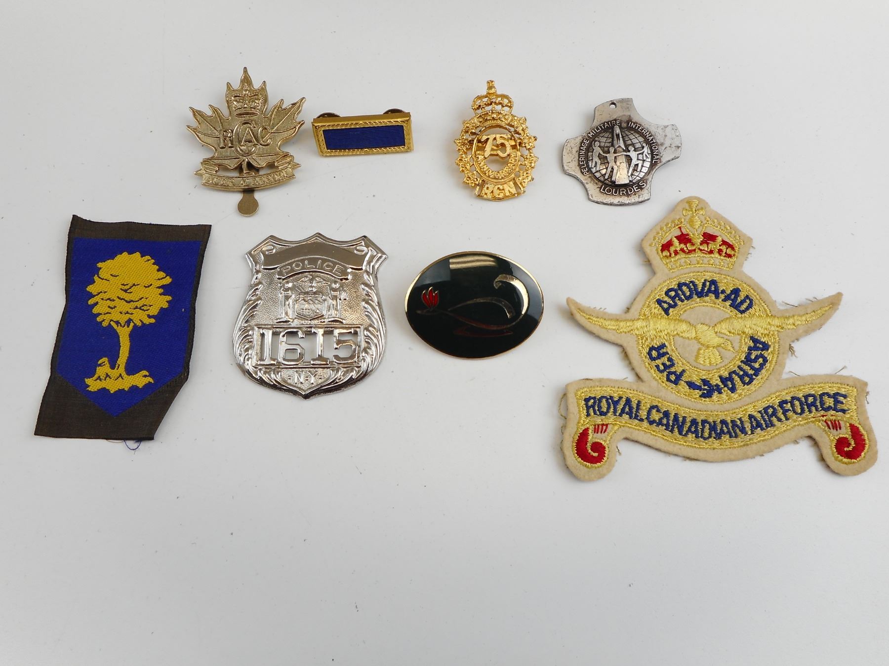 ASSORTED CANADIAN MILITARY BADGES AND BUTTONS