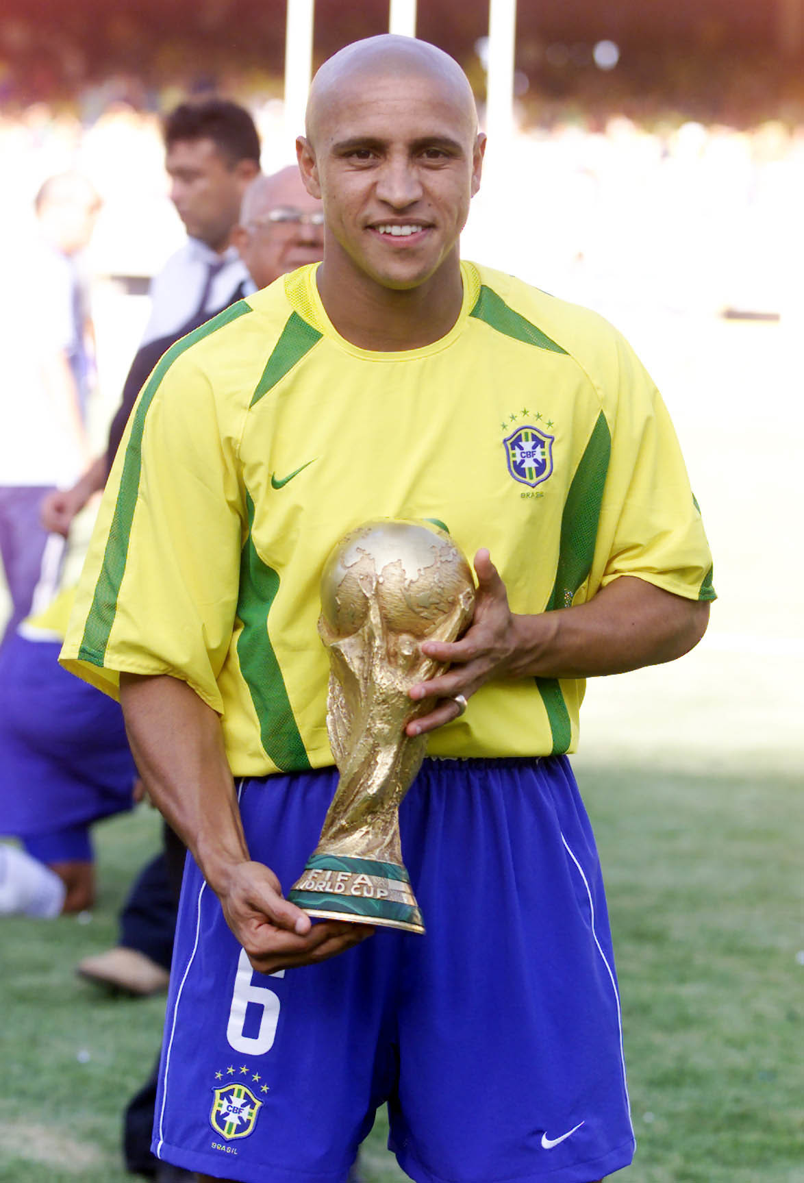 Roberto Carlos, con la Copa del Mundo de 2002 tras ganar la Champions.