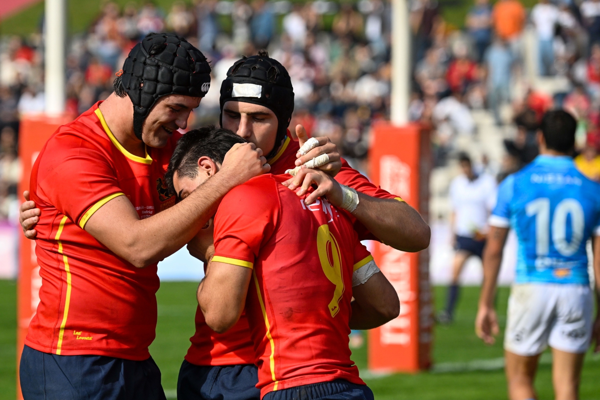 Los jugadores espa�oles celebran uno de sus ensayos frente a Uruguay.