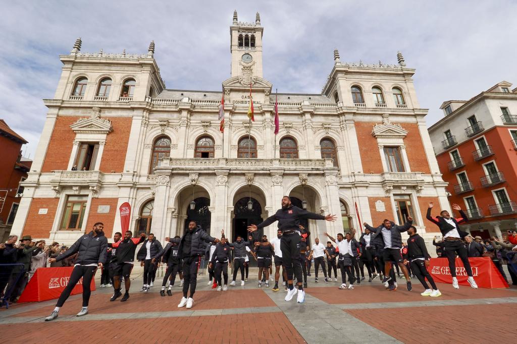 La selecci�n de Fiyi es recibida por el alcalde de Valladolid antes de enfrentarse a Espa�a este s�bado en el estadio Jos� Zorrilla, en un partido preparatorio para la clasificaci�n mundialista.