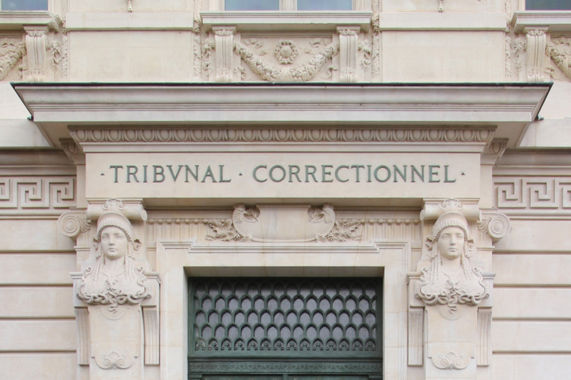 Tribunal franc�s