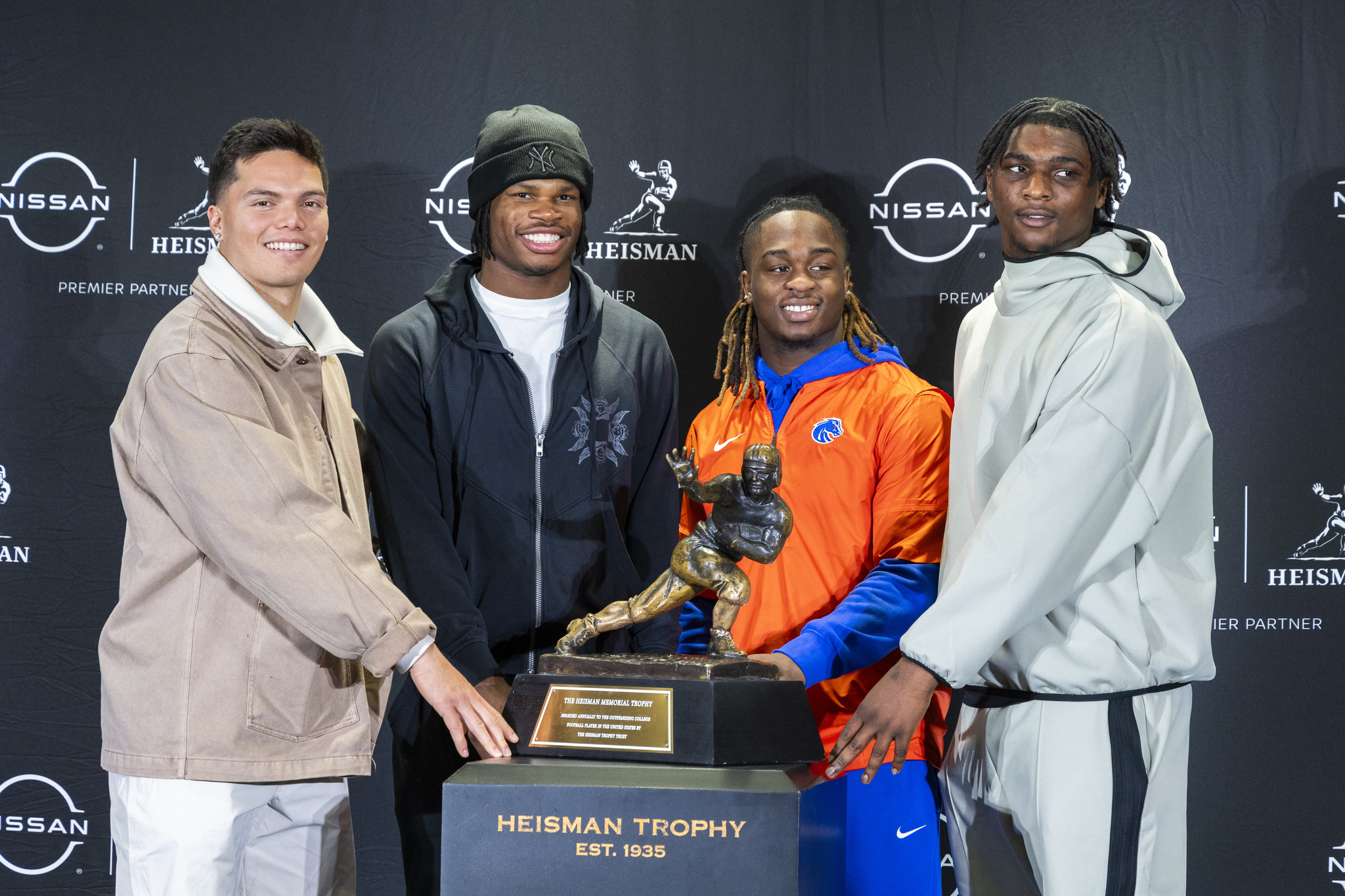 lt;HIT gt;Heisman lt;/HIT gt; lt;HIT gt;Trophy lt;/HIT gt; finalists, from left, Oregons Dillon Gabriel, Colorados Travis Hunter, Boise States Ashton Jeanty and Miamis Cam Ward pose with the lt;HIT gt;trophy lt;/HIT gt; during a college football media availability, Friday, Dec. 13, 2024, in New York. (AP Photo/Corey Sipkin)