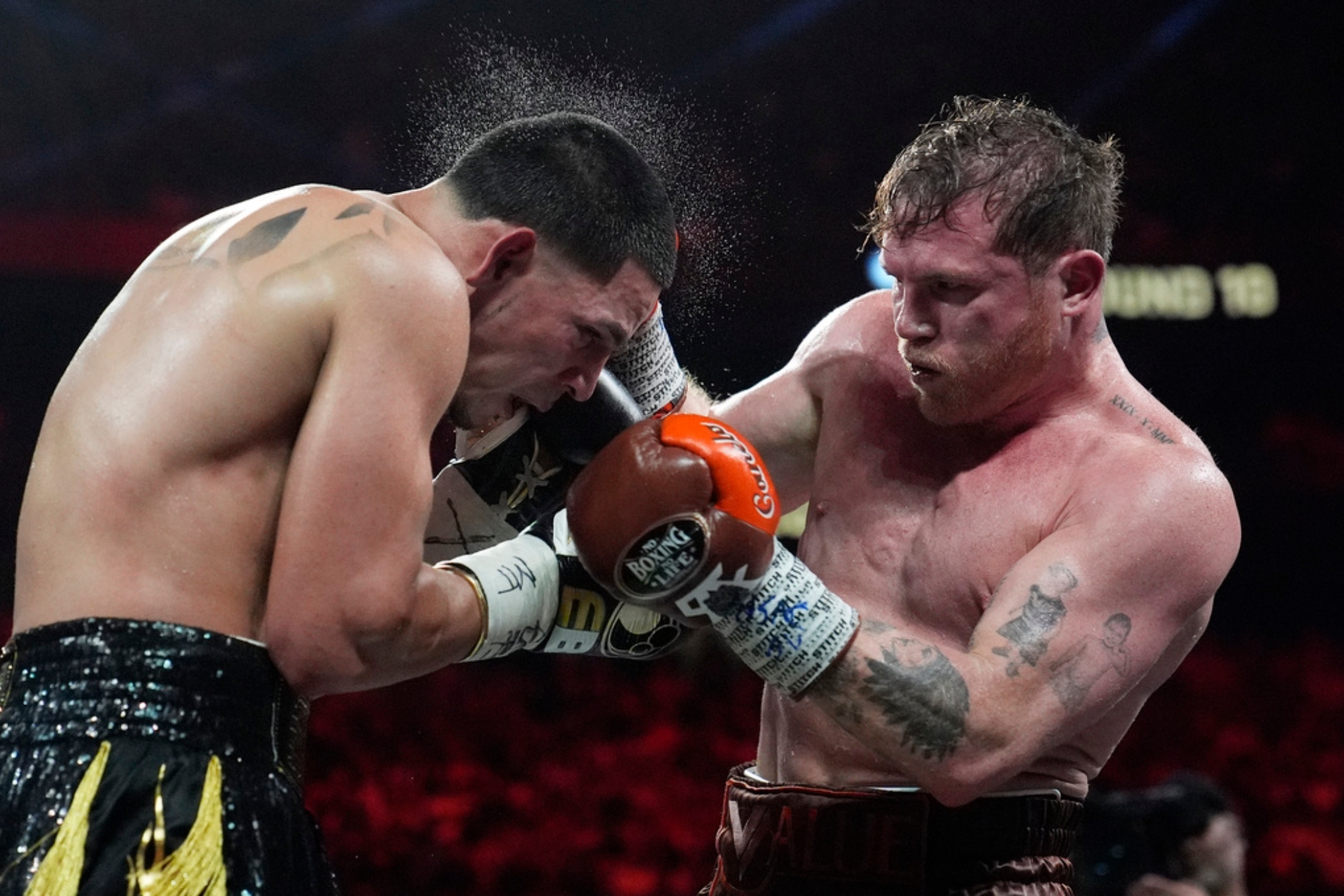 Canelo Alvarez hits Edgar Berlanga in a super middleweight title.