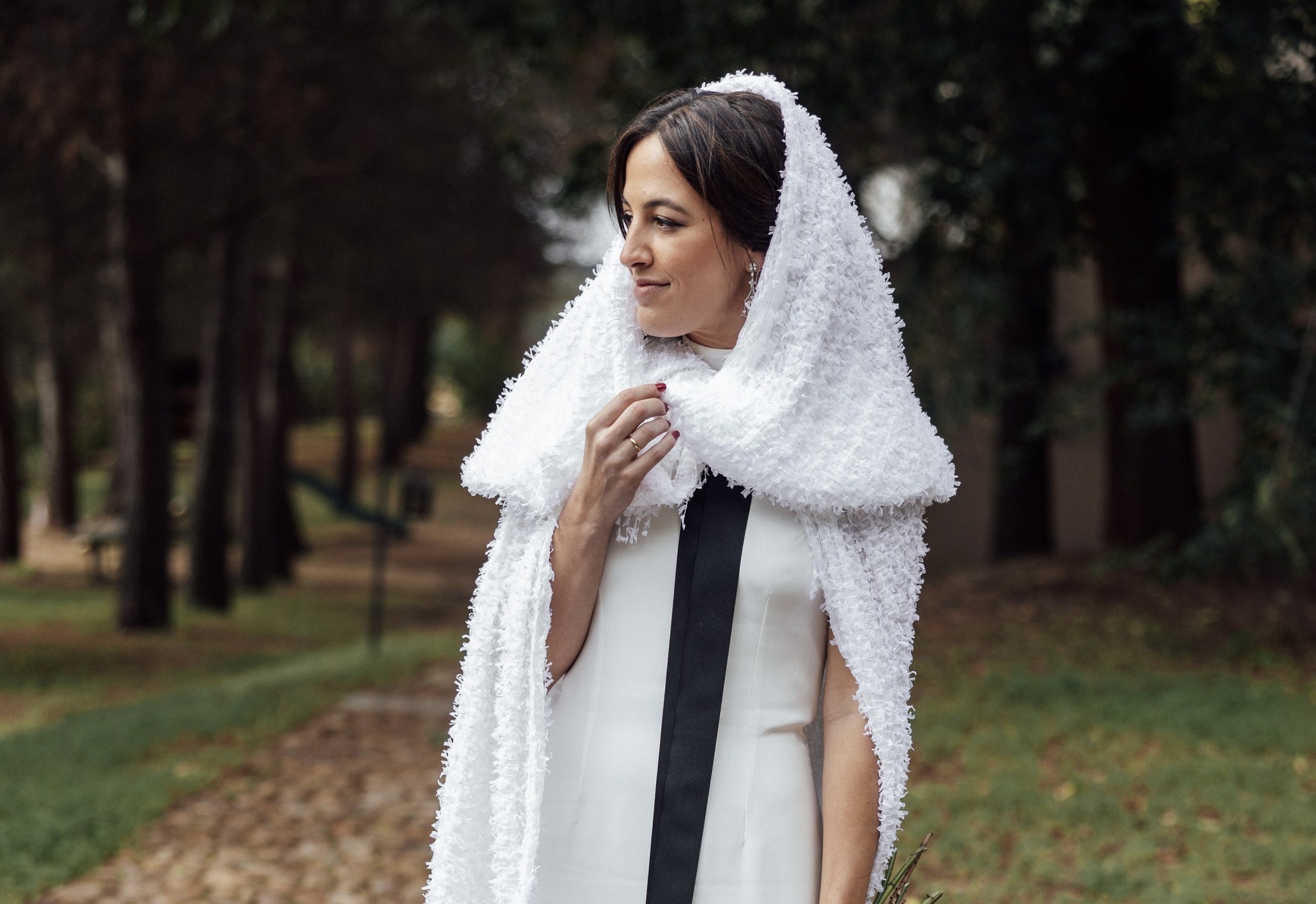 La novia manchega que nos enamor� con su capa de princesa pintada a mano