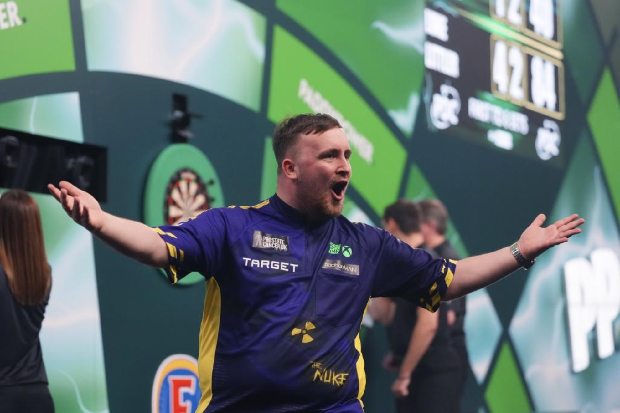 Luke Littler, de 17 años, celebra el pase a la final del Mundial de dardos.