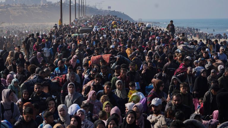 Displaced Palestinians return to their homes in the northern Gaza Strip, following Israel's decision to allow thousands of them to go back for the first time since the early weeks of the 15-month war with Hamas, Monday, Jan. 27, 2025. (AP Photo/Abdel Kareem Hana)