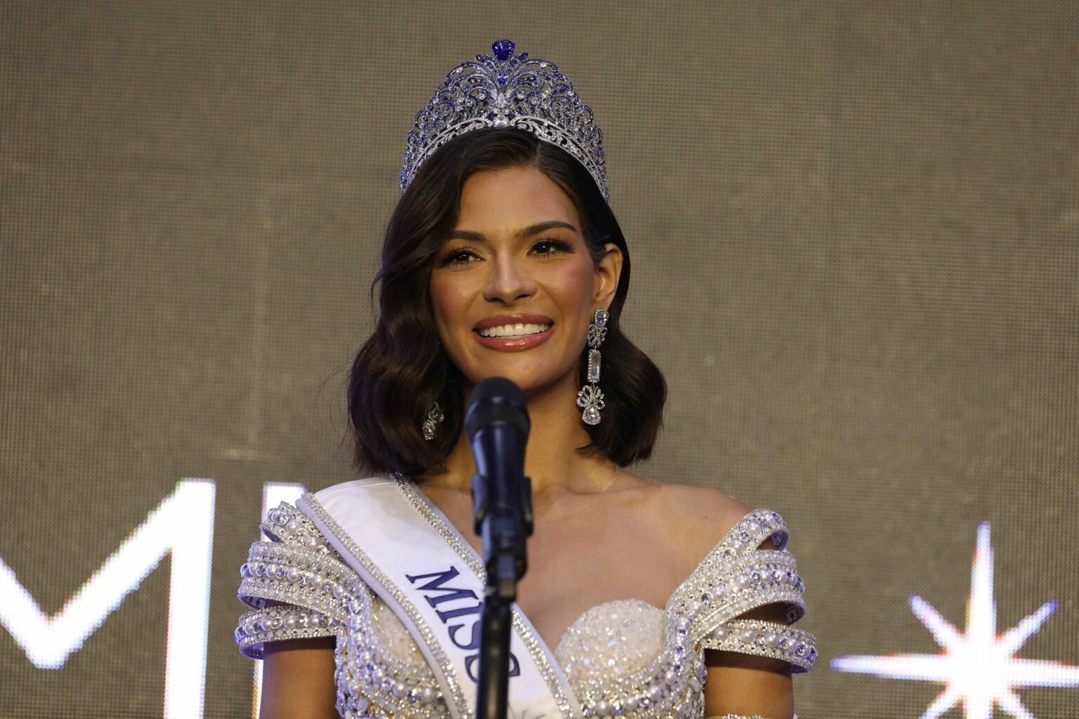 Miss Universo Sheynnis Palacios recibe calurosa bienvenida a su llegada ...