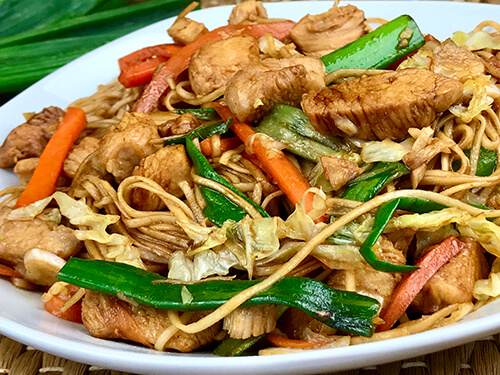 Deliciosos Fideos Chinos con Pollo y Verduras