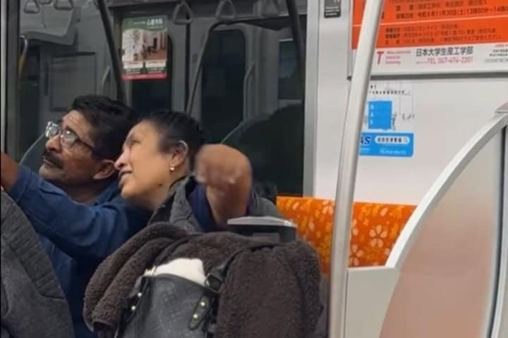 2. Mimi y su familia en el metro de Japón. Foto - maizcocinatradicional (Instagram)