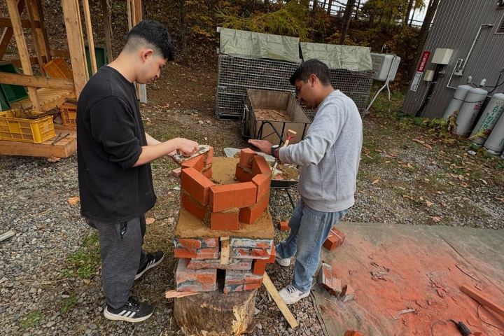 3. Construcción de horno para el comal. Foto - marco.gurushia (Instagram)