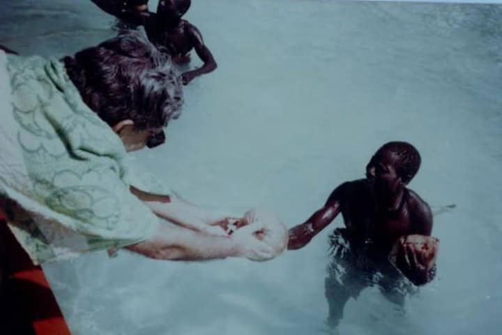 4. Los antropologos Pandit y Chattopadhyay son los únicos que han logrado acercarse a la tribu Sentinel, ofreciéndoles cocos en 1991. Foto - El Comercio