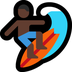 Cómo se ve el emoji Hombre haciendo surf: tono de piel oscuro en Microsoft.