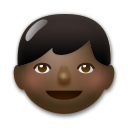 Cómo se ve el emoji Niño: tono de piel oscuro en Lg.