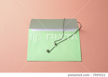 Green envelopes and accessories 7095022