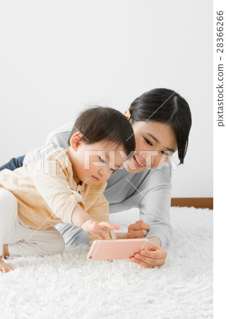 Baby, parent and child, mobile phone, smartphone, video, application 28366266