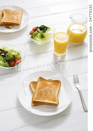 Crispy toast breakfast 54779191